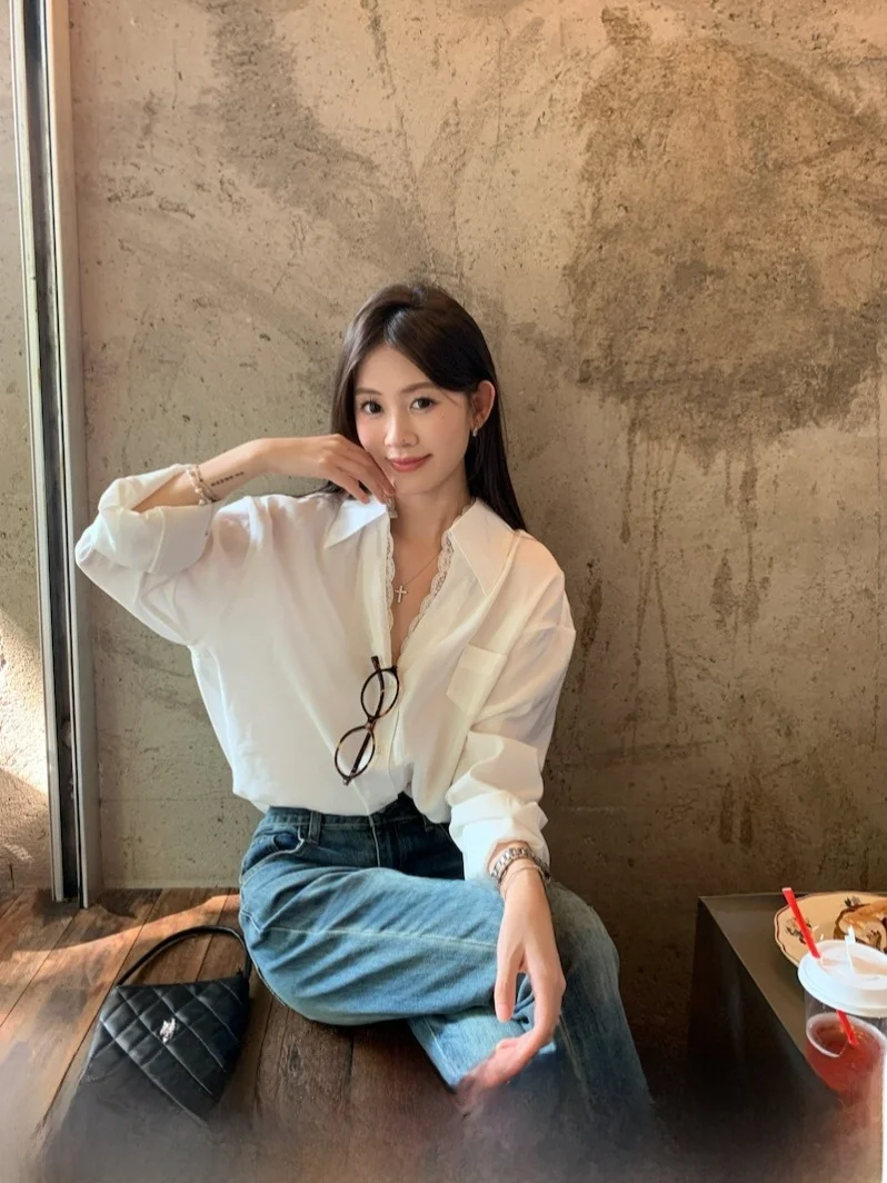 大人可愛い服 50代コーデの本質を解く｜Vネックレースシャツの着こなし術