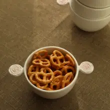 愛らしい浮彫の小さなバラ柄陶器製ご飯ボウル【持ち手付き・フルーツボウルにも最適】
