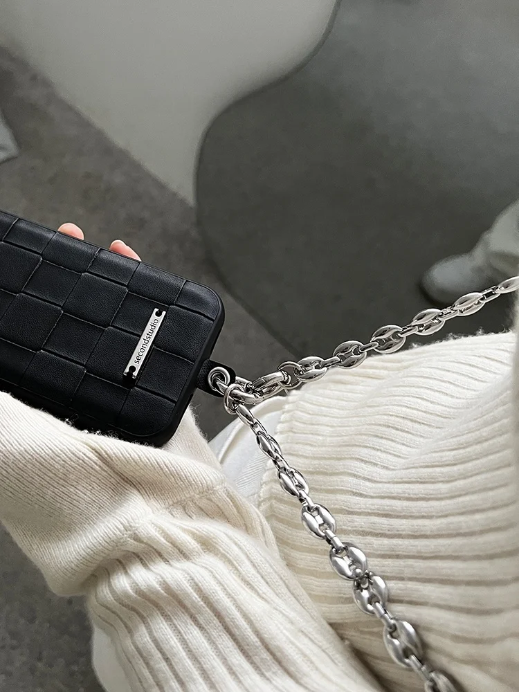 金属チェーンデザインのファッションバッグ：斜め掛け・手提げに最適な実用性と耐久性