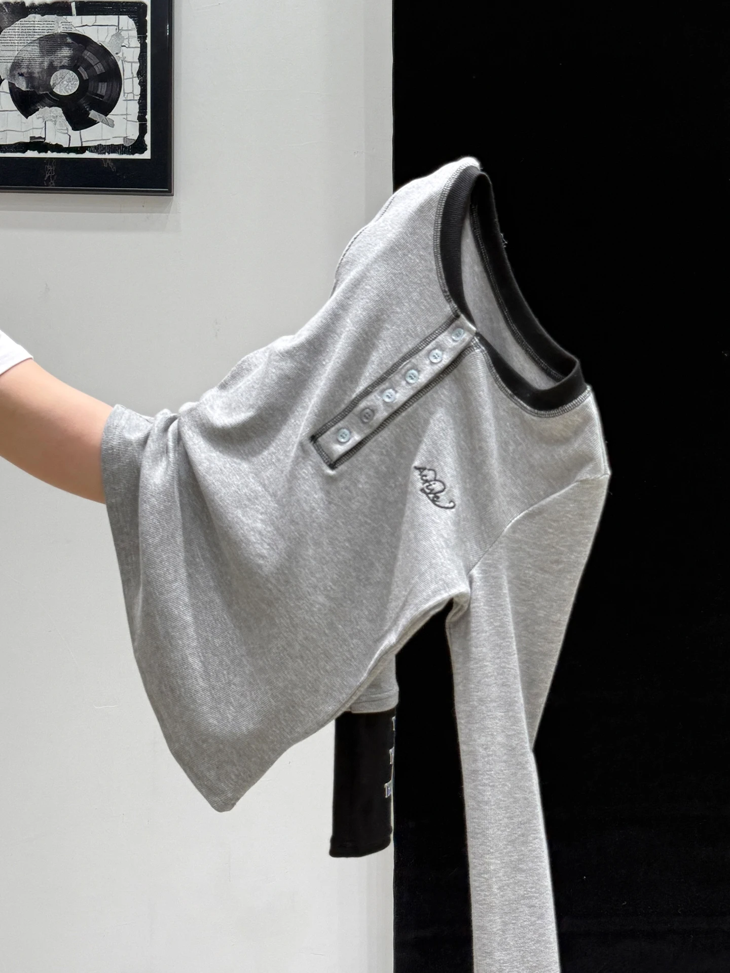 tシャツ シャツ 重ね着 レディース どうやって着るの？アメリカンレトロスタイルの灰の刺繍Tシャツが解決する3つの着こなしの秘密