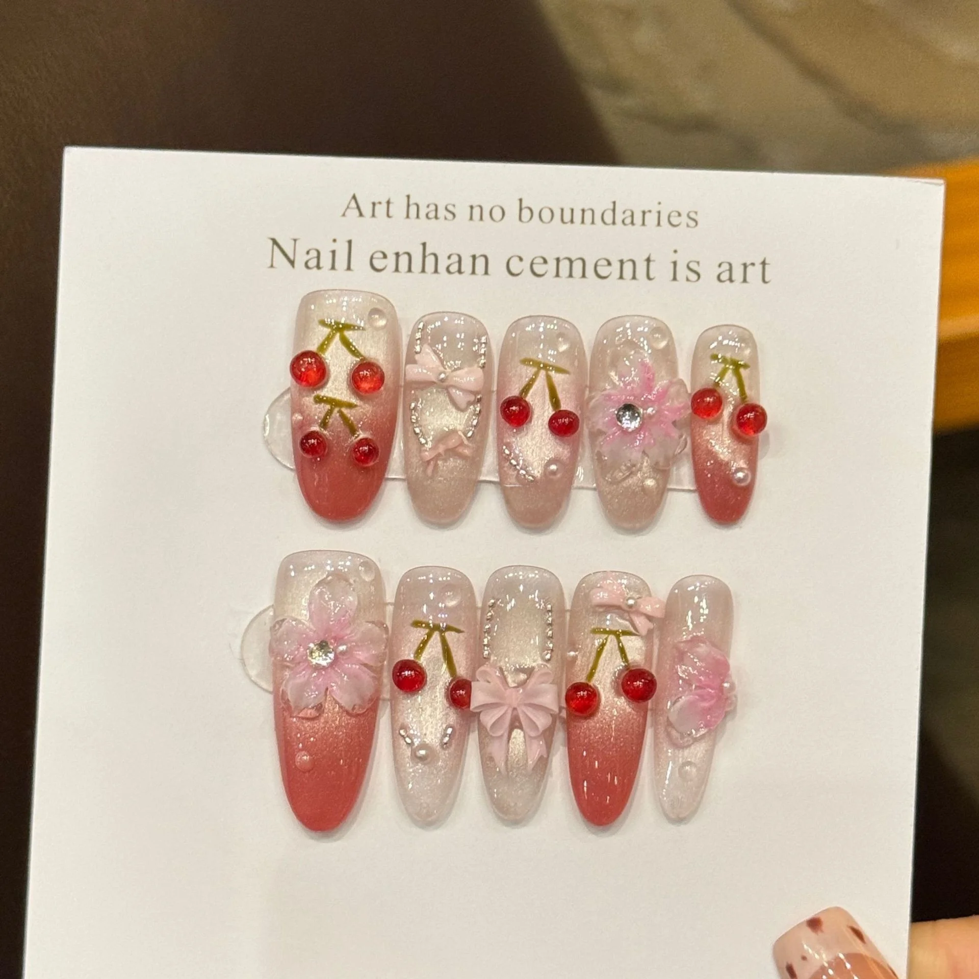 可愛らしい桜桃型デザインの手作り着用ネイルチップ：夏にぴったりな派手で可愛いフレームの選び方