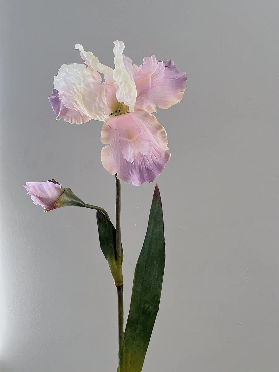 アイリスの造花ブーケとインテリア花瓶のスタイル比較：現代風の高級感を実現
