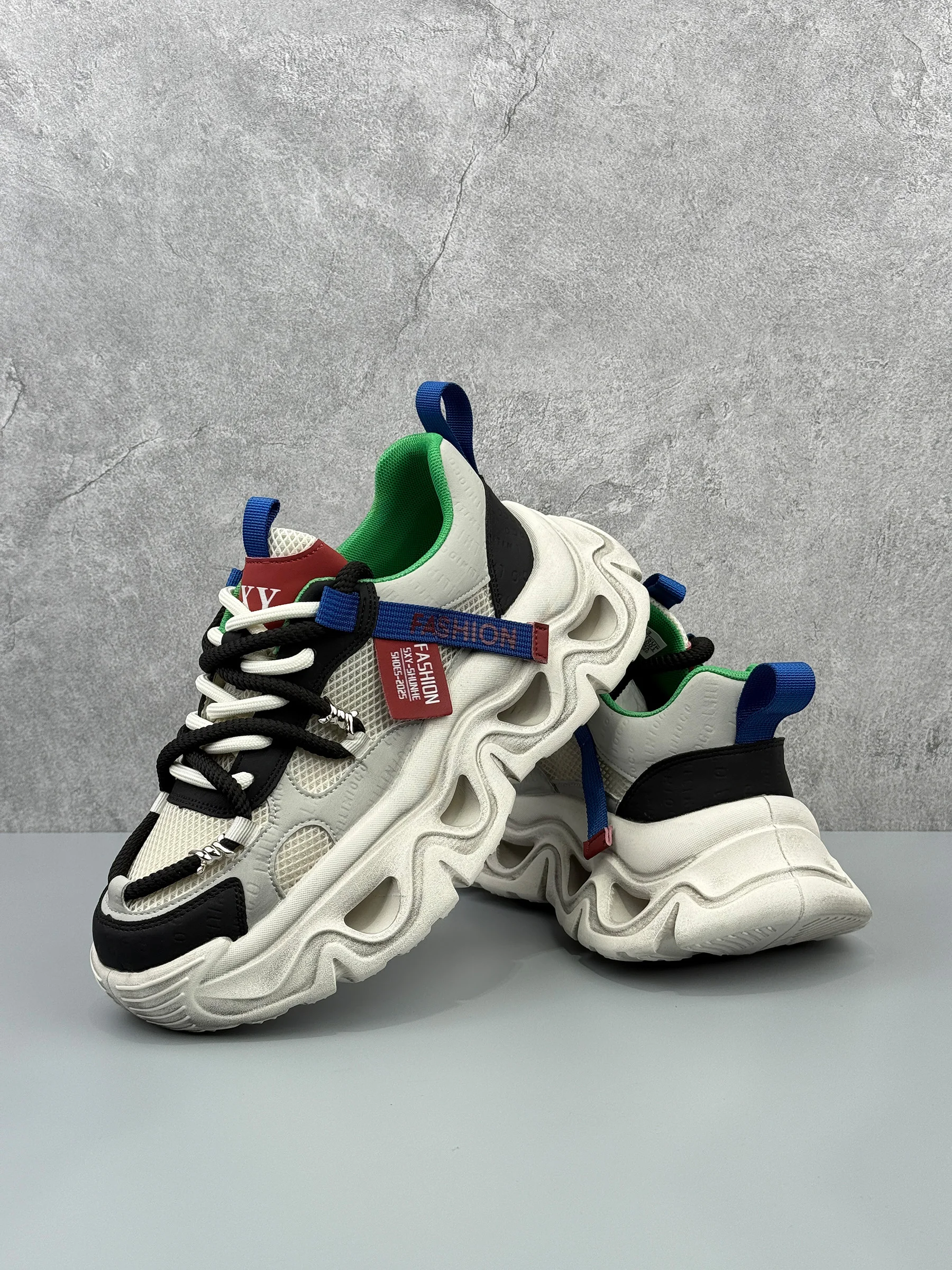 90s hiphop スニーカーのレトロデザインが復活する：UCoc メンズスニーカーの実用性とデザイン解析