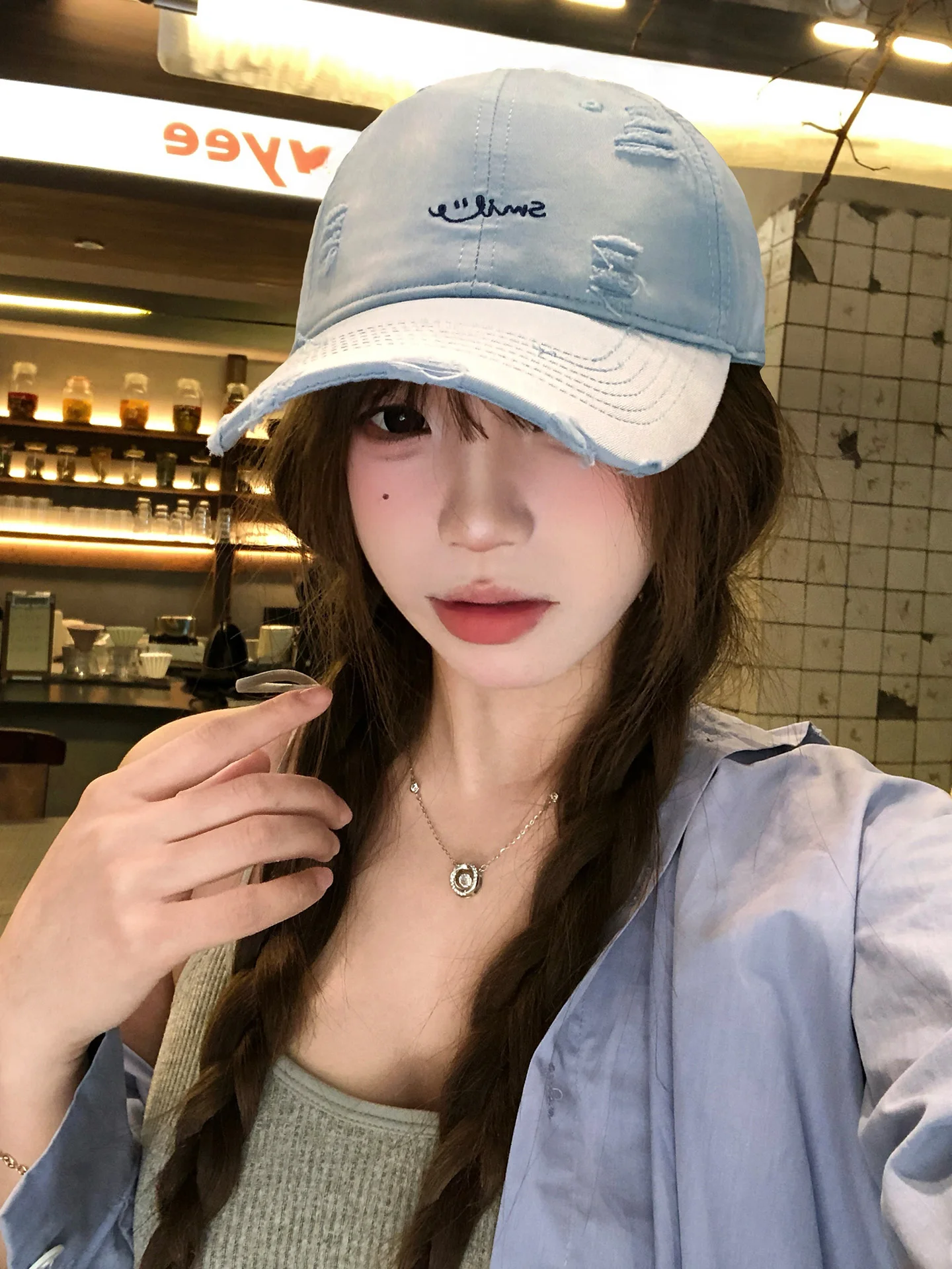 つばが短いキャップは本当に夏の必須アイテムなのか？