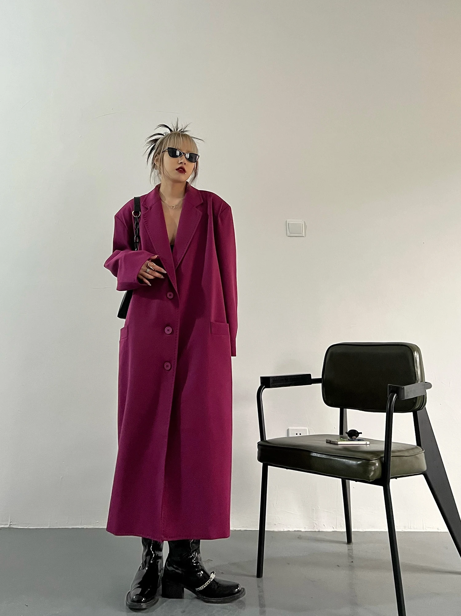 ロングトレンチコートはどんな風に着るのか？春秋の通勤スタイルを救う、イギリス風の紫色コートの選び方