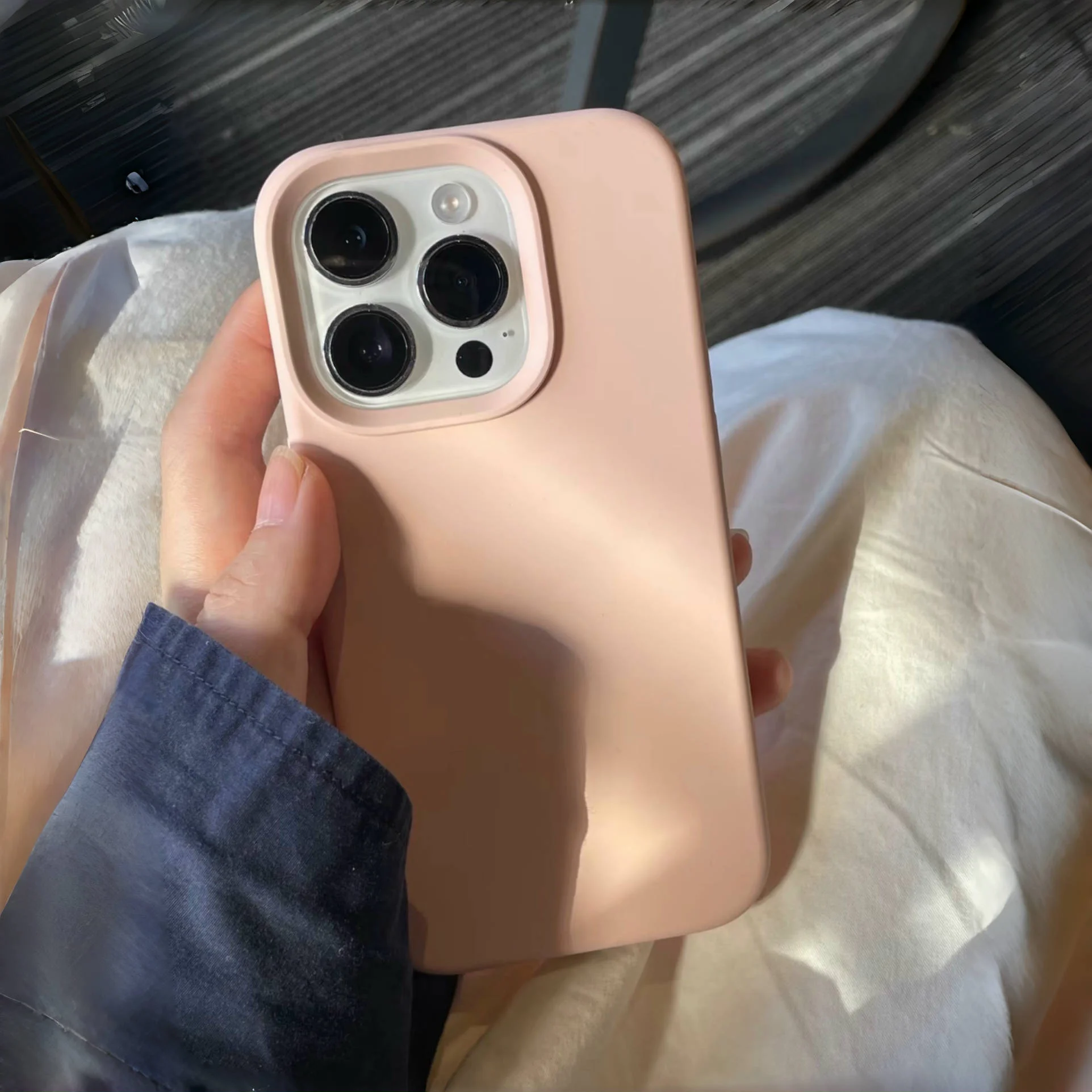 スマホケースがベタベタしないでいられるコツは？実は「液状シリコン」の力が鍵！