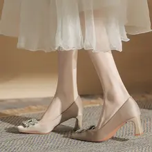 極上の柔らかさ！フラットな角型ストラップとビジュー付きの細めヒールシューズ【ドレスやチーパオにぴったり・エレガントデザイン】（セットアップ対応）