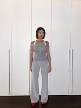 流行色のレトロ風ベロアショートパーカーとローウエストフレアパンツ（セットアップ対応）