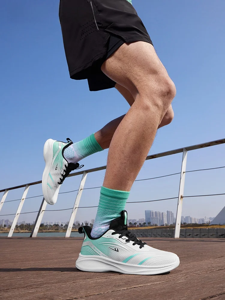 通気性のある男性用ランニングシューズ：軽量で快適な夏用スポーツシューズ