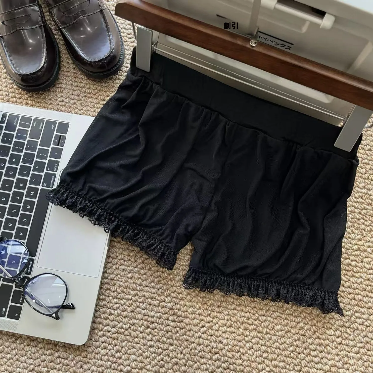 JK制服対応の薄手パンツ：透け防止と巻き上がり防止が実現される多用途スタイル