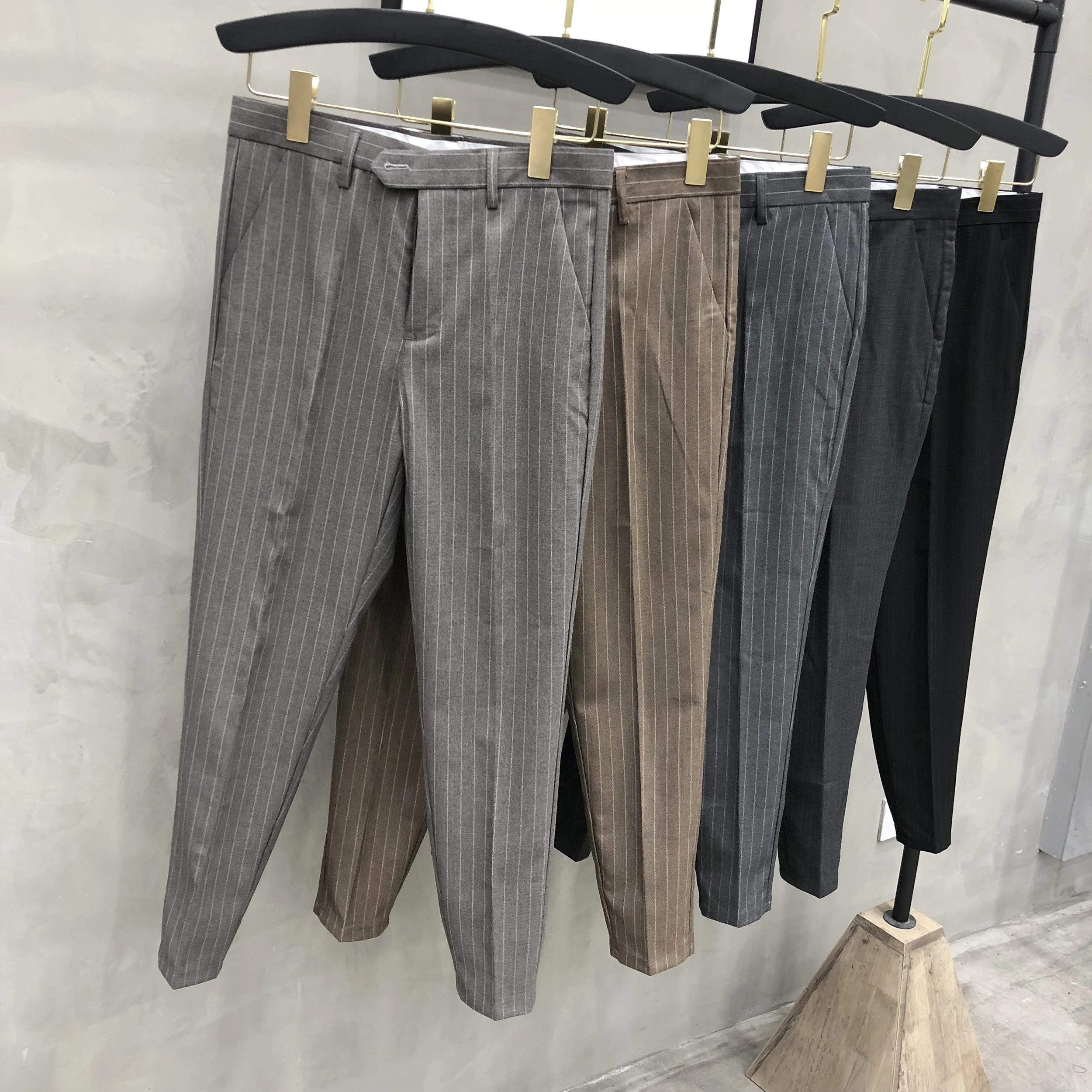 ストライプデザインのテーパードパンツ：メンズカジュアルに最適な実用性と着用感