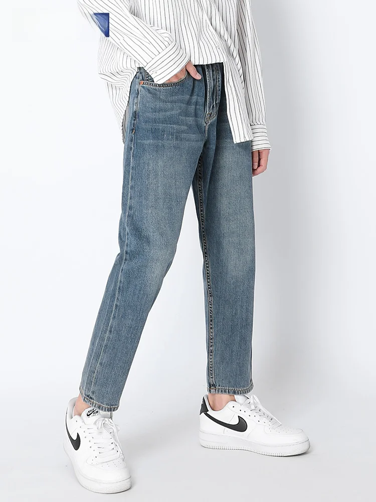 スリムフィットのストレートデニムパンツ：ウォッシュ加工とテーパードデザインが実用性を支える