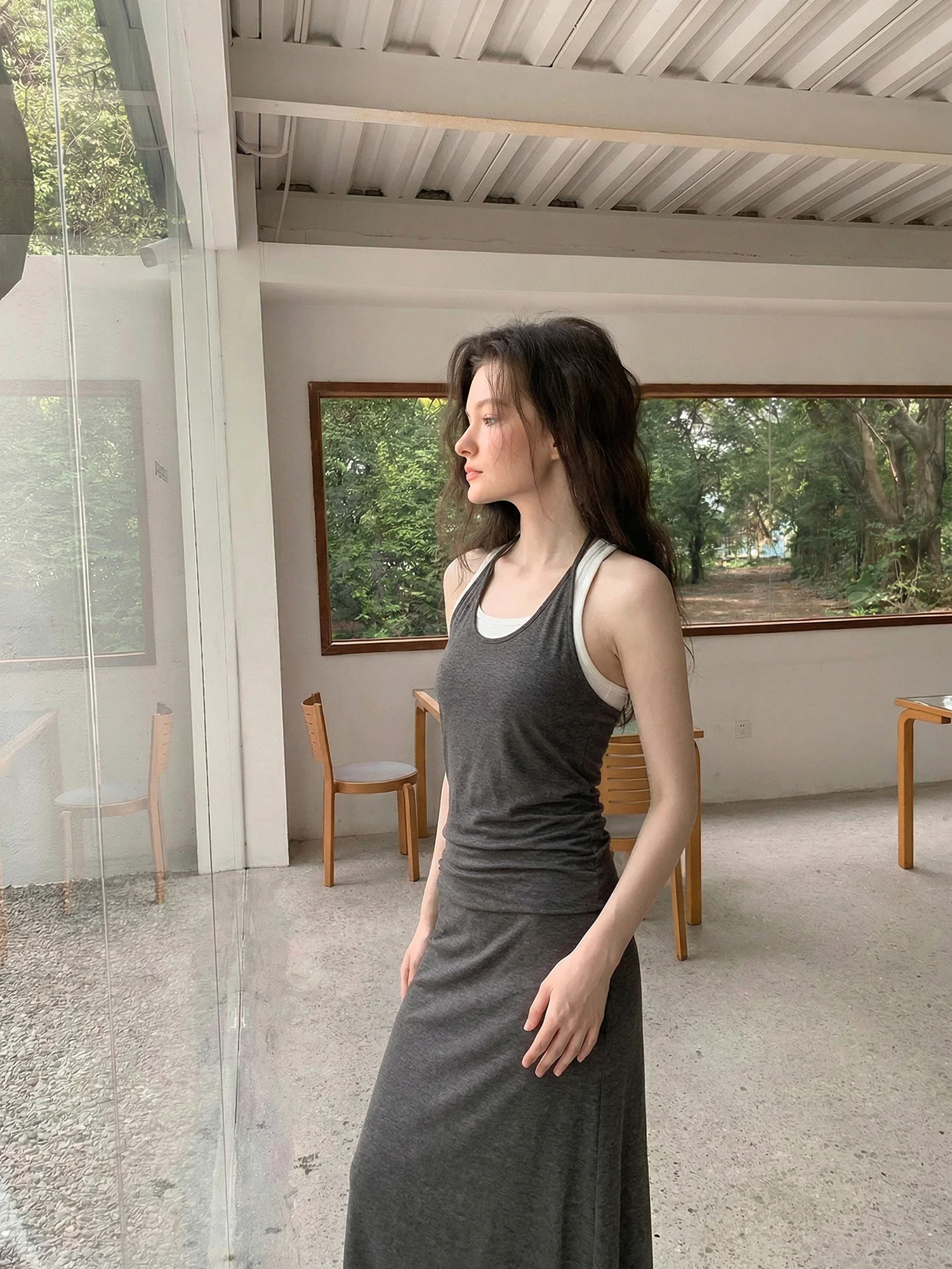 背中あきワンピースをどう選ぶ？感のあるAラインフレアワンピースが教えてくれた、夏の心地よさの秘密