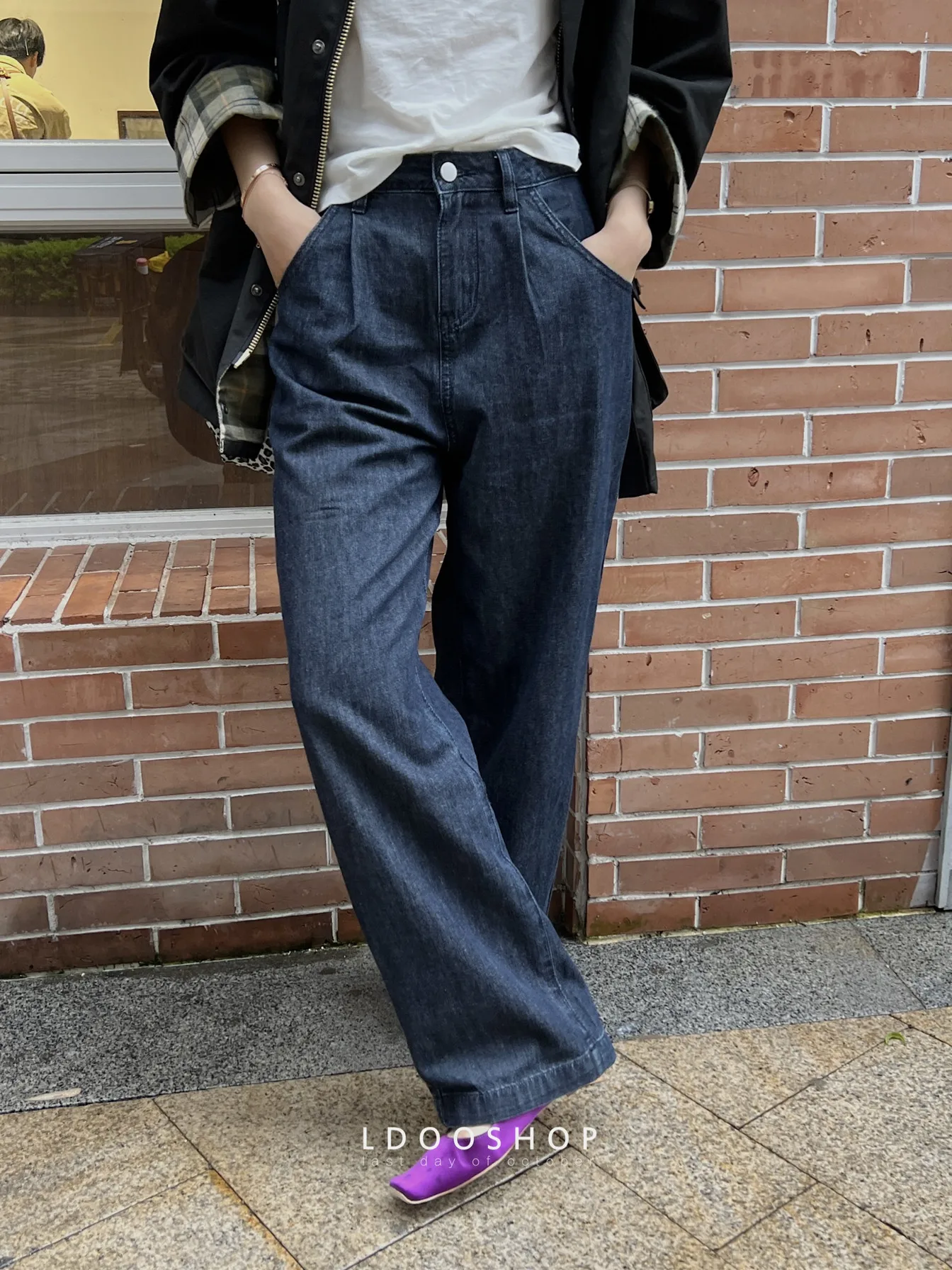 きれいめコーデの基本アイテムとしてのヴィンテージ風コットンデニムハイウエストワイドパンツ