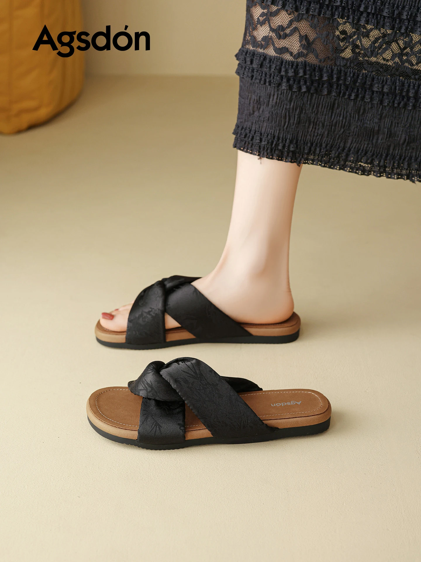 美しいデザインのフラットサンダル：夏用・疲れにくい・スカートとの相性抜群