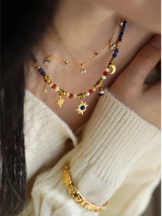 青金石とアゲートの星月デザインペンダントネックレス【チェリーロックスタイル・デコルテにフィット】