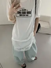 シンプルなロゴプリントとレースの切り替えが魅力の半袖Tシャツ
