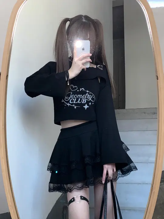 デザイン性の高いオフショルダー長袖トップス【女性用・スリムフィット・短丈】（セットアップ対応）