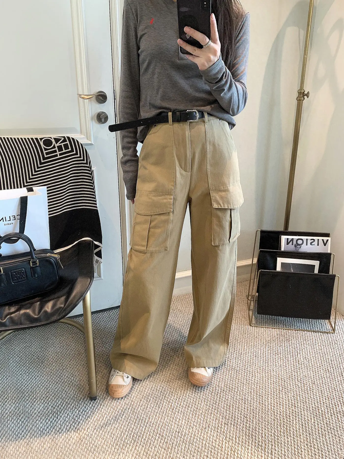 大人可愛い服 50代コーデの完全ガイド｜ハイウエストパンツでスタイルアップ