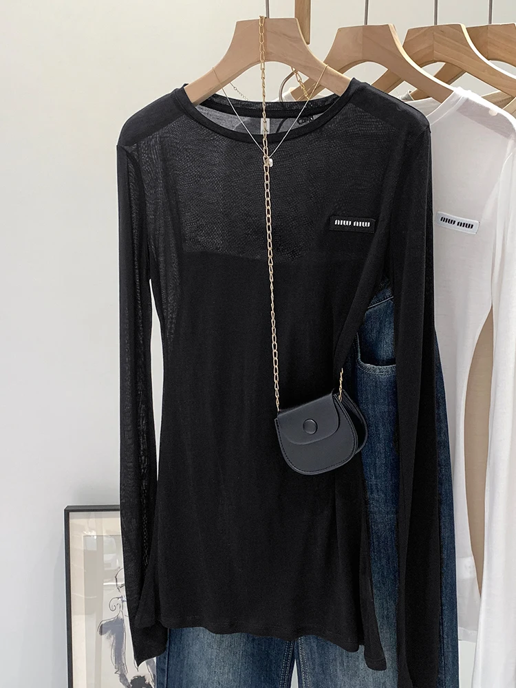 白Tシャツを重ね着に活かすには？韓風の透け感が魅力のレディーストップスが今、注目されています