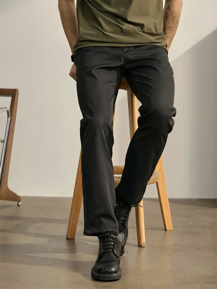 黒シャツとカーキパンツの組み合わせは、本当に失敗しないのか？