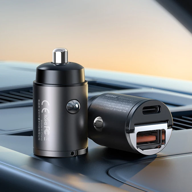 車載充電器GC-098：PD対応の急速充電機能とシガーソケット適用による実用性の実証