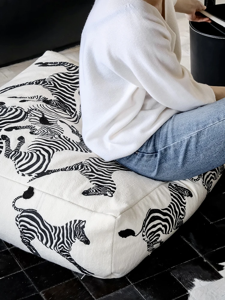 ブラックホワイトゼブラ刺繍クッション：おしゃれでゆったりするインテリアの選択肢