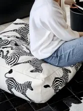ブラックホワイトゼブラ刺繍のクッション【パールカラー・カジュアルリビング用・取り外し可能】