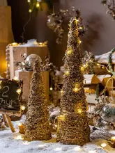 ゴールドのツイストフェザータワークリスマスツリー【ホテルディスプレイ用・アートデザイン・インテリア装飾】