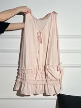 リゾート風 ピンクVネック フリル裾 ワイドフィット キャミソールワンピース【夏用・ノースリーブ】