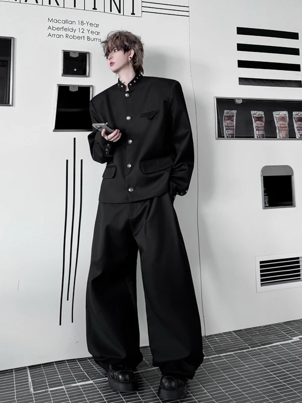 20代後半の男性に贈る洋服プレゼントは、黒スーツ黒シャツよりこのショートジャケットセットがおすすめ？