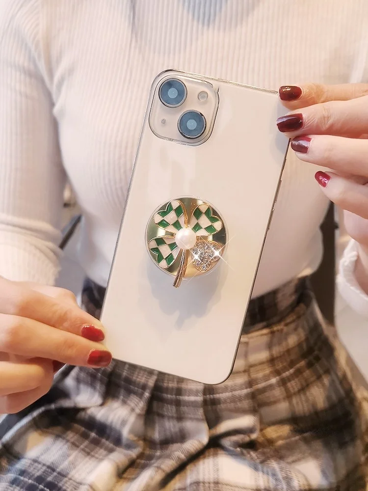 スマホホルダーの位置選びで悩むなら、この「四葉のクローバー」が救う理由は？