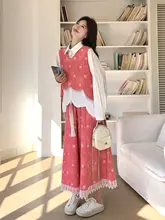 春にぴったりな赤い花柄デザインのスカート＆ベスト＆シャツ【フレンチスタイル・女性用】（セットアップ対応）