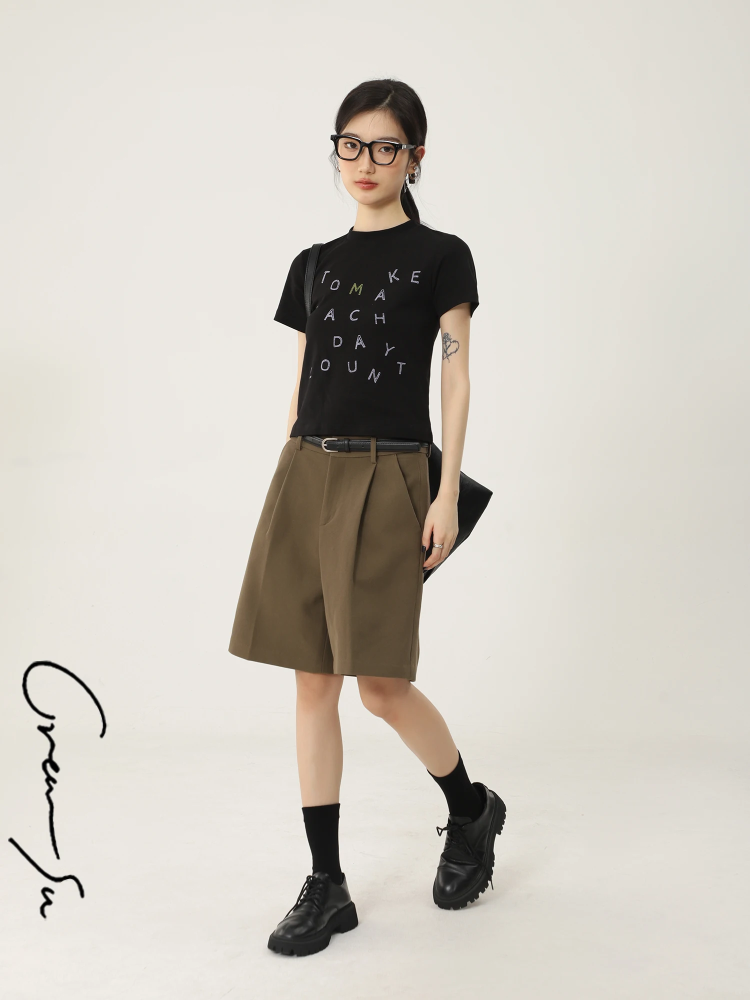 おしゃれ レタリング とは？ブラック短袖Tシャツで実現する現代的な通勤スタイル