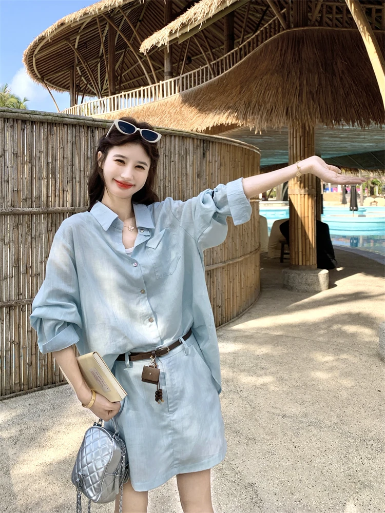 10月上旬に着る大人のファッ  ションは？浅い青色の夏用セットアップが40代後半の日常を救う