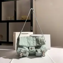 春季にぴったりの淡いグリーンのショルダーバッグ【通勤用・シンプルデザイン】
