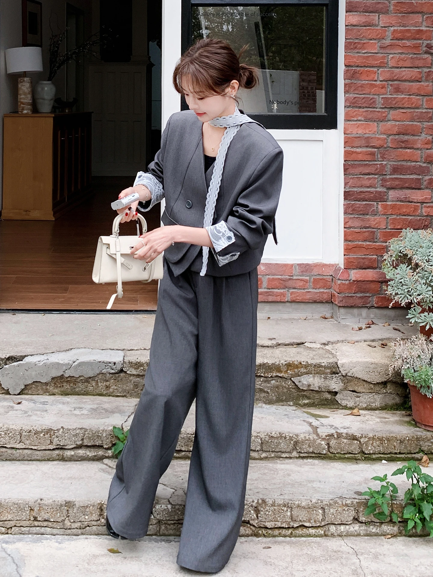 通勤服40代おすすめ：グレーのレース切替スーツセットアップ対応