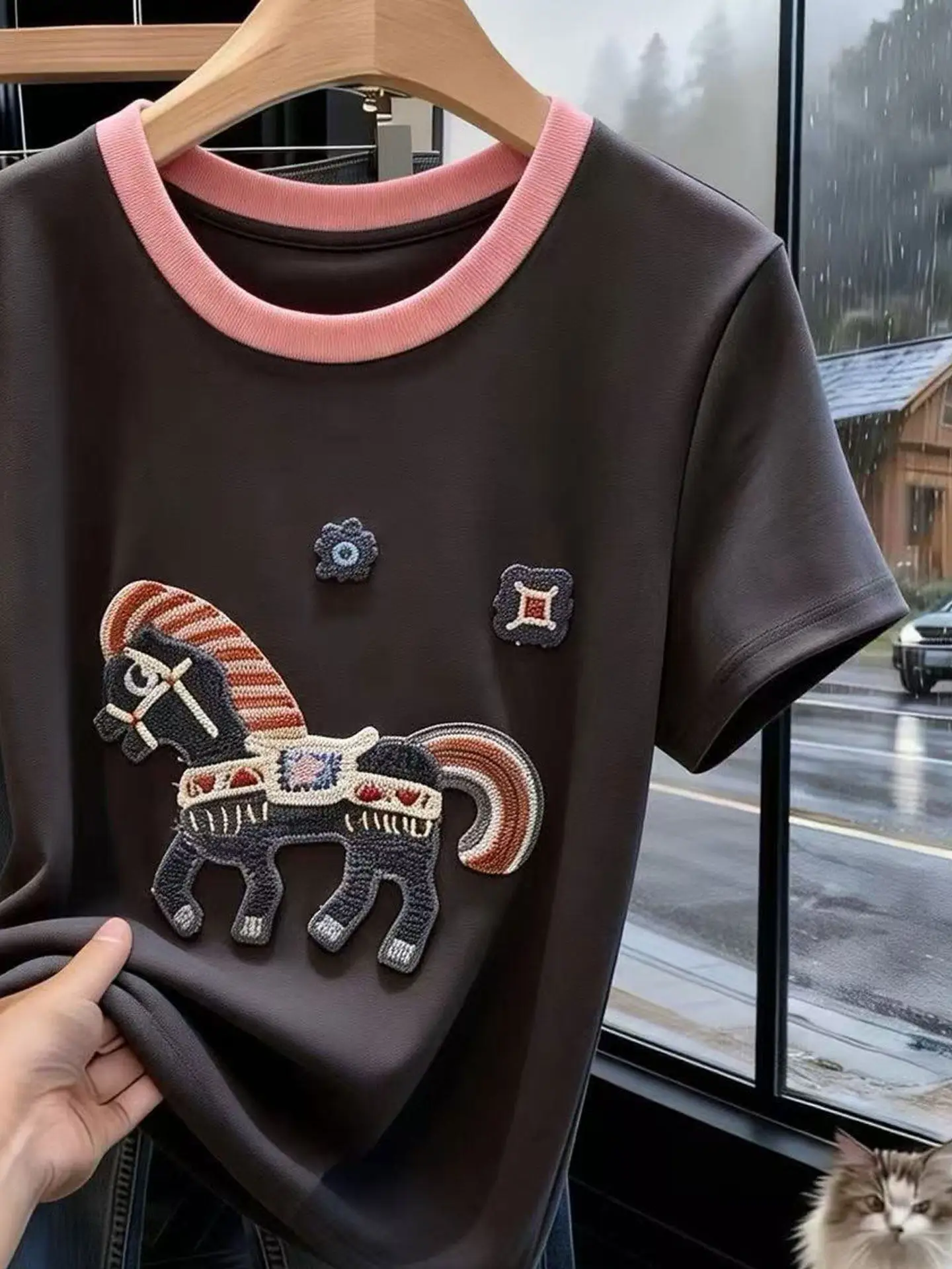 「Tシャツ2枚重ね」で失敗しない方法は？実は、1枚で完璧な夏のスタイルにできる