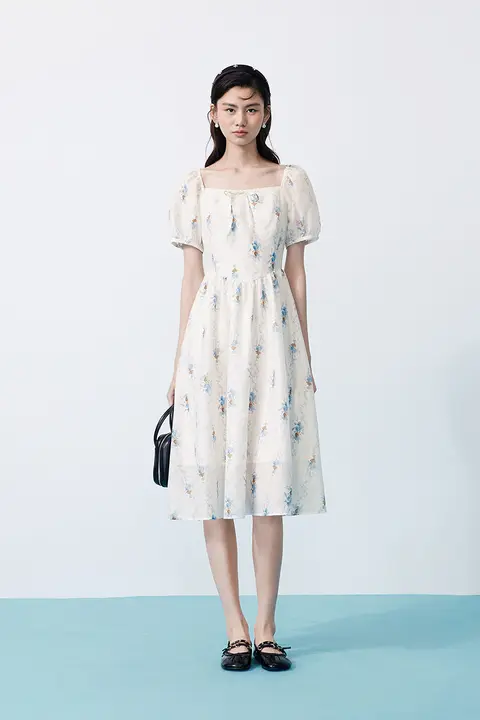 アート調デザインの夏用ワンピース【女性用・フロントスリット・ノースリーブ】