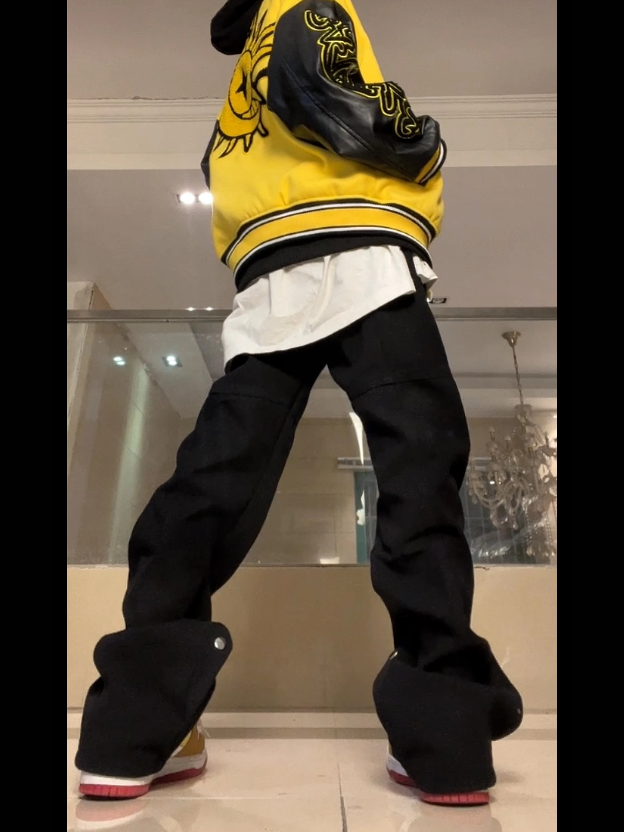 かっこいいズボン メンズ どう選ぶ？黒いワイドストレートが通勤から夜のデートまで支える理由