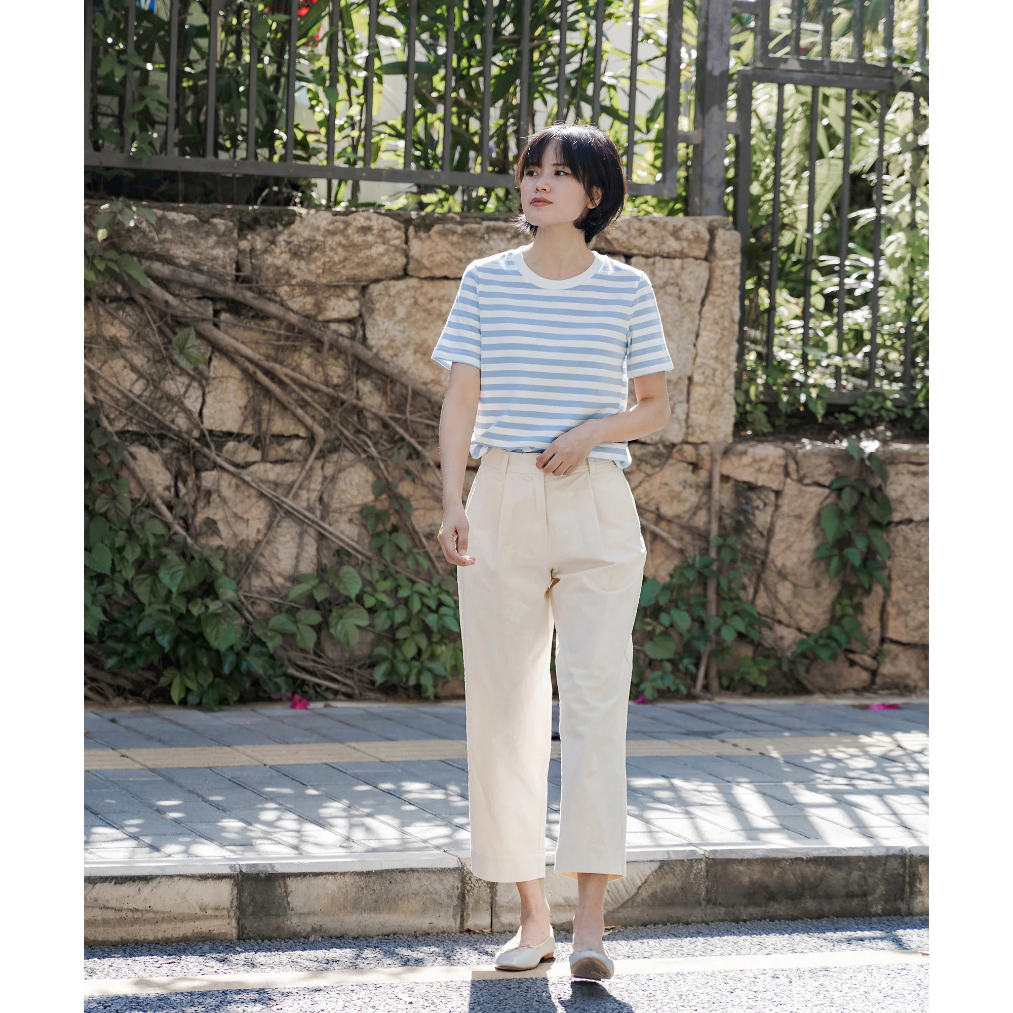 大人可愛いの本質とは？青と白ストライプTシャツで解くスタイルのバランス