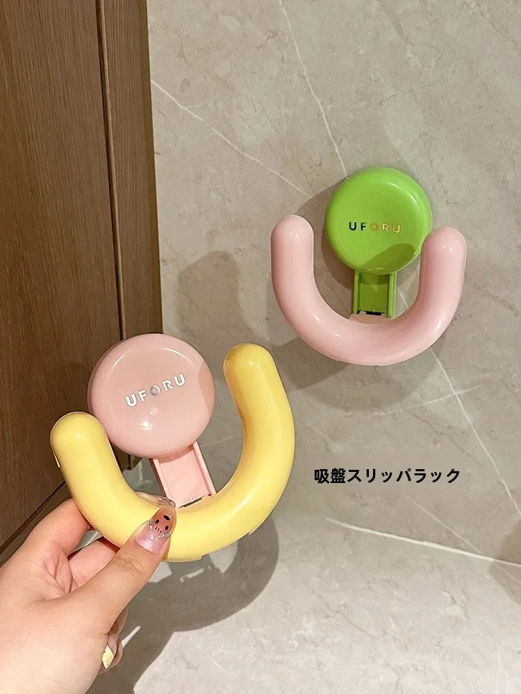 浴室用吸盤タイプのスリッパラック：水切り機能と穴あけ不要で効率的な収納を実現