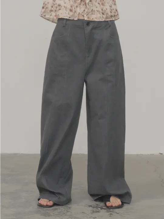 アシンメトリー装飾のフロントデザインが特徴のゆったりシルエットストレートパンツ