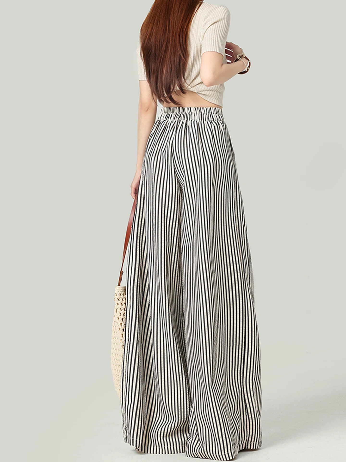 レトロストライプの広がりパンツ：夏のカジュアルコーデに最適な直筒シルエット