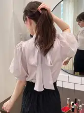 フロントとバックで着られる小高い襟のランタンスリーブブラウス【リボン付き・夏用・甘美なデザイン】