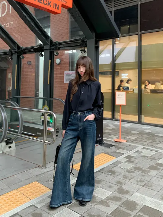高腰デザインのフィットデニムパンツ【レトロ風・フレア・秋冬用】