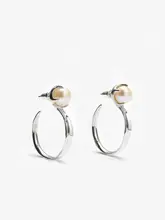 白色珍珠の大きなフープイヤリング【秋冬・高級感・シンプルデザイン】