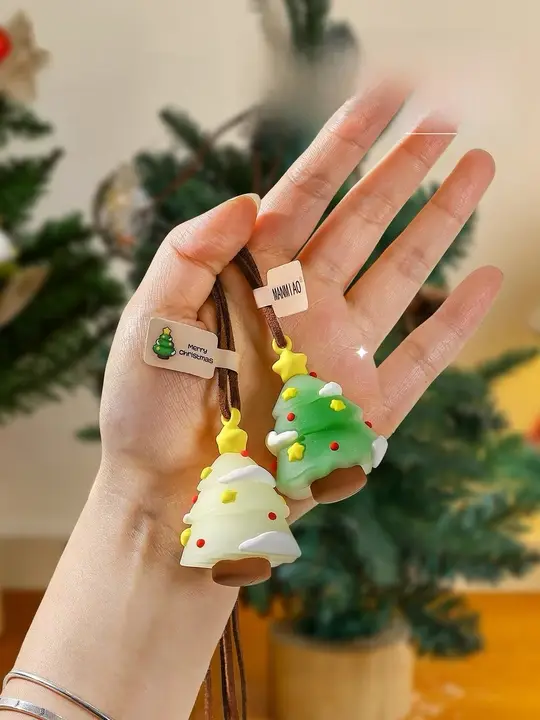 光る変色クリスマスツリー型チャーム【クリスマス飾り・車用・バッグ・キーホルダー】