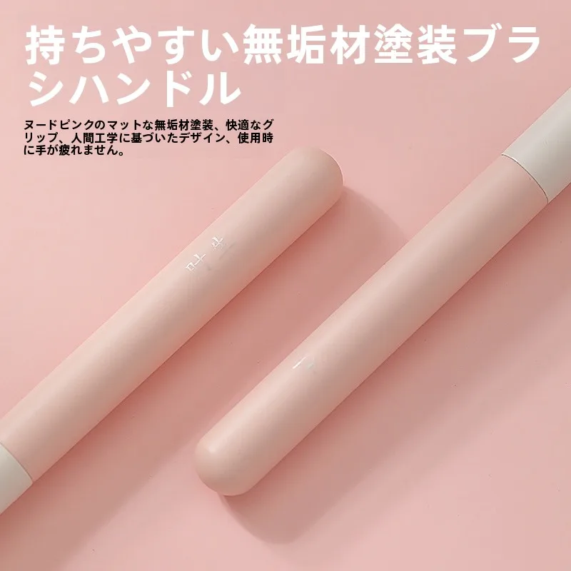 スポンジヘッドのコンシーラーブラシで頬骨を自然に隠すメイクのコツ