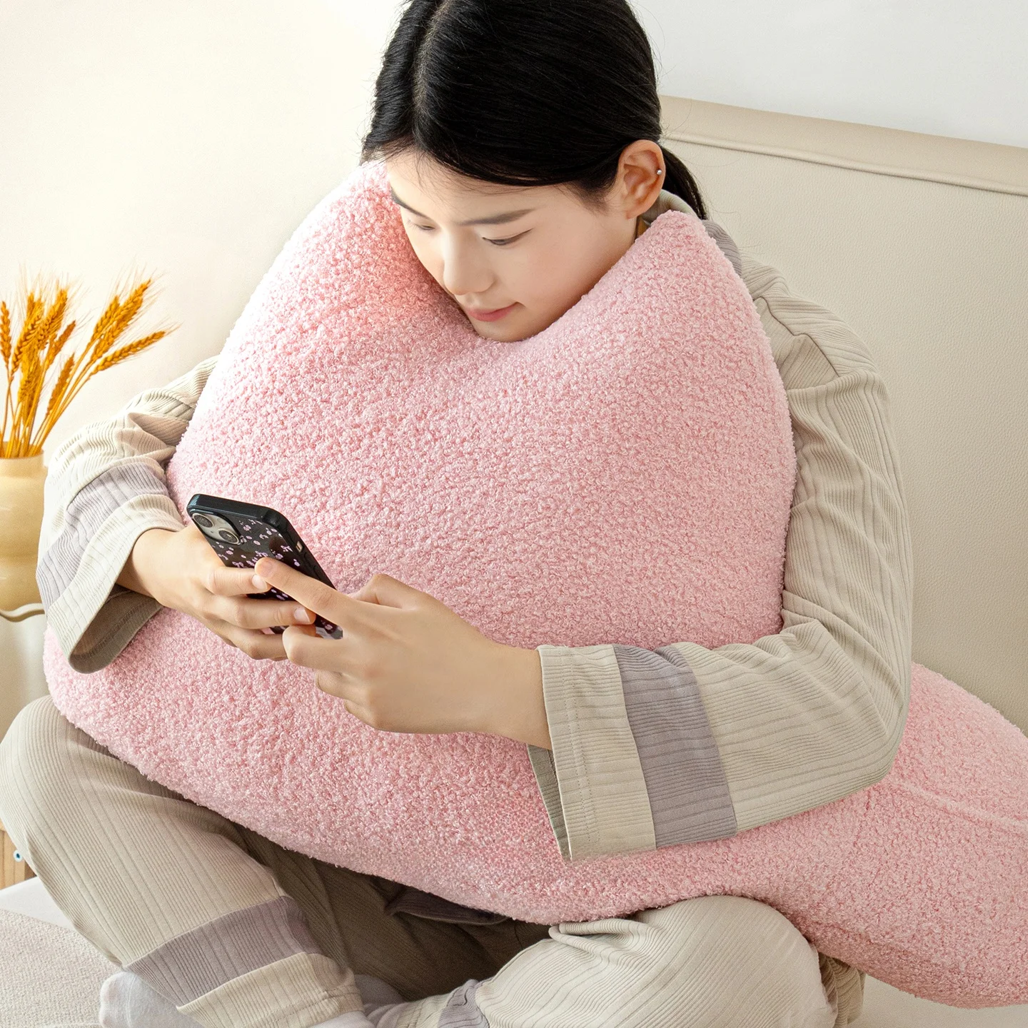 クッション ピンク って何ですか？少女心を刺激する異形デザインが今、東京のインテリアに登場！